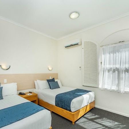Ramada By Wyndham, Hamilton City Center Exterior photo